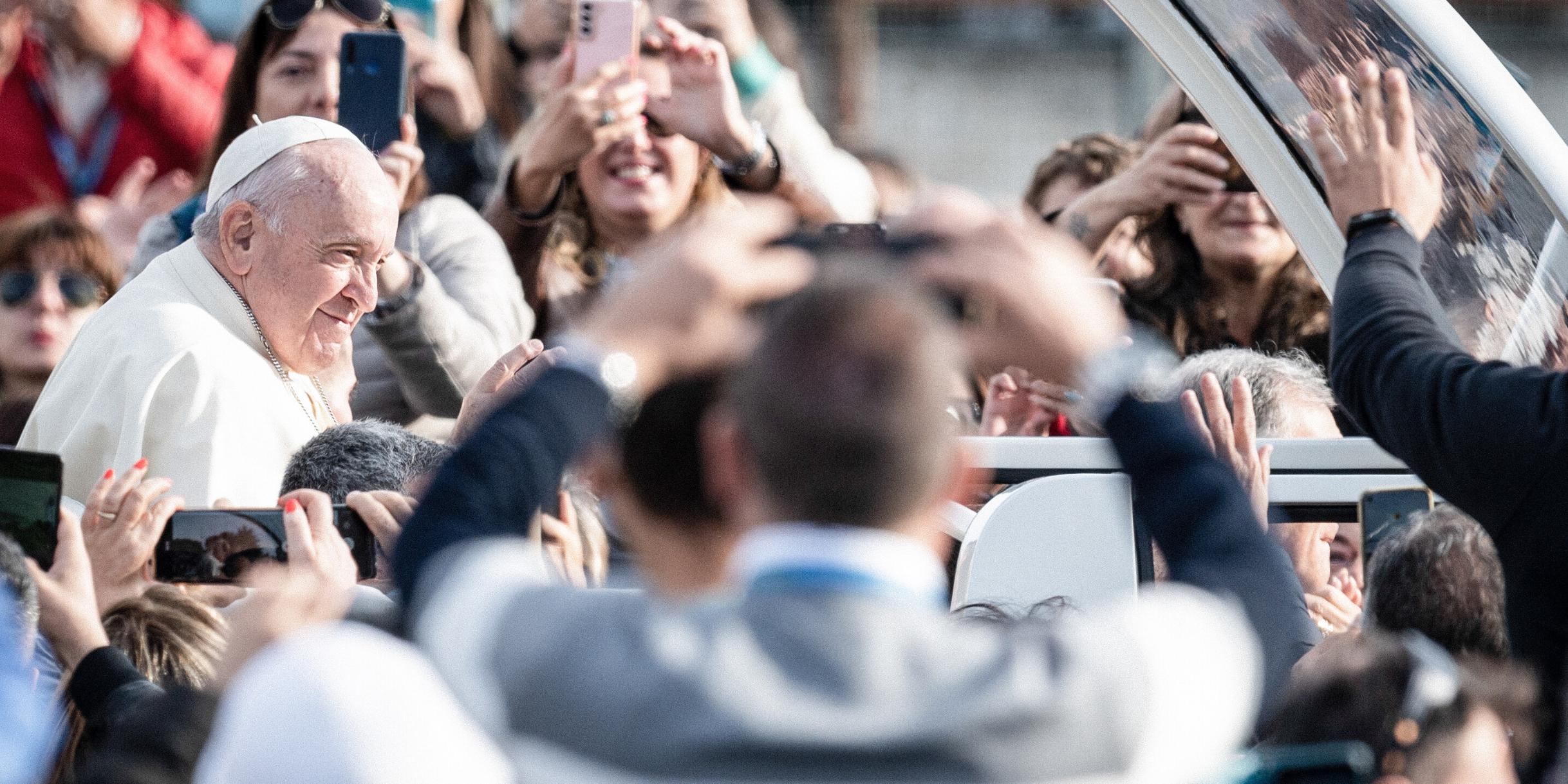 Papst Franziskus – hier im Papamobil in Matera (Italien) 2022 – ist ein Mann der Gesten.