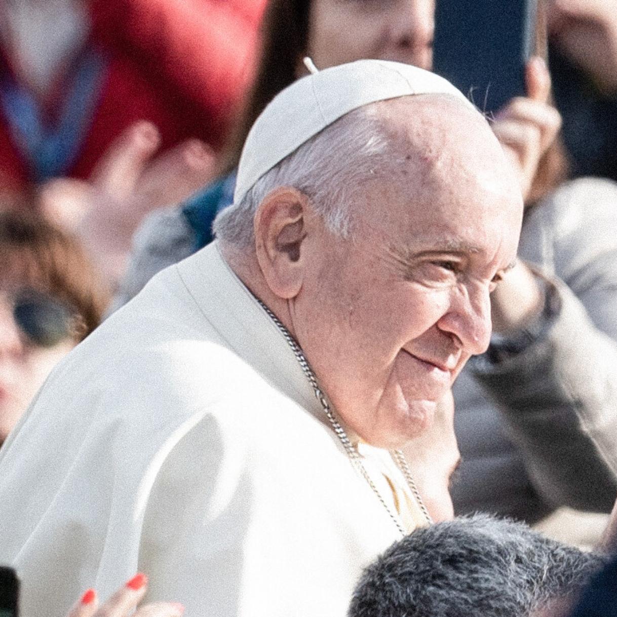 Papst Franziskus – hier im Papamobil in Matera (Italien) 2022 – ist ein Mann der Gesten.