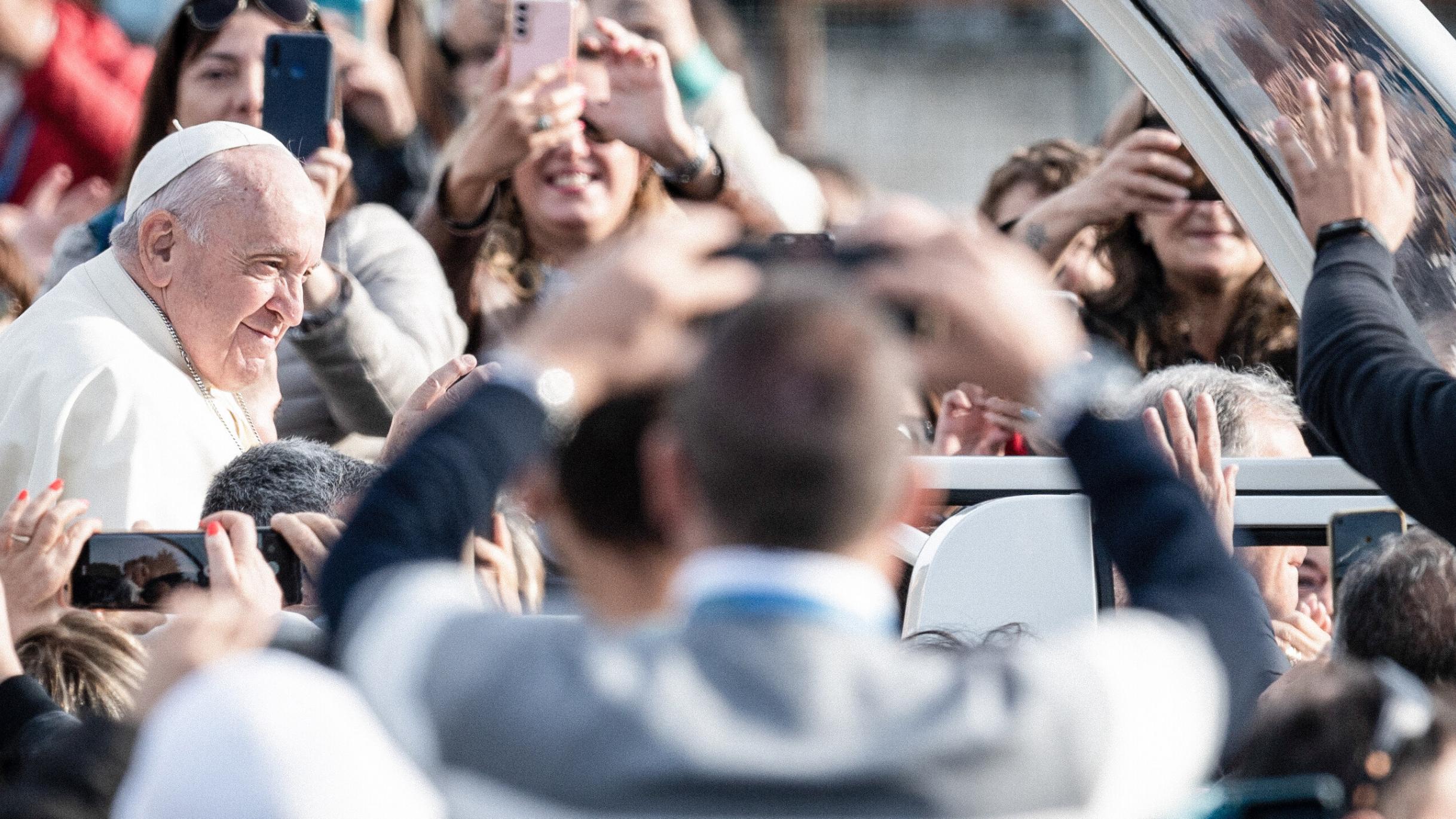 Papst Franziskus – hier im Papamobil in Matera (Italien) 2022 – ist ein Mann der Gesten.