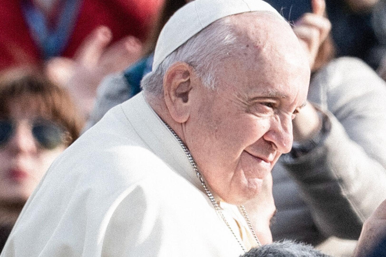 Papst Franziskus – hier im Papamobil in Matera (Italien) 2022 – ist ein Mann der Gesten.