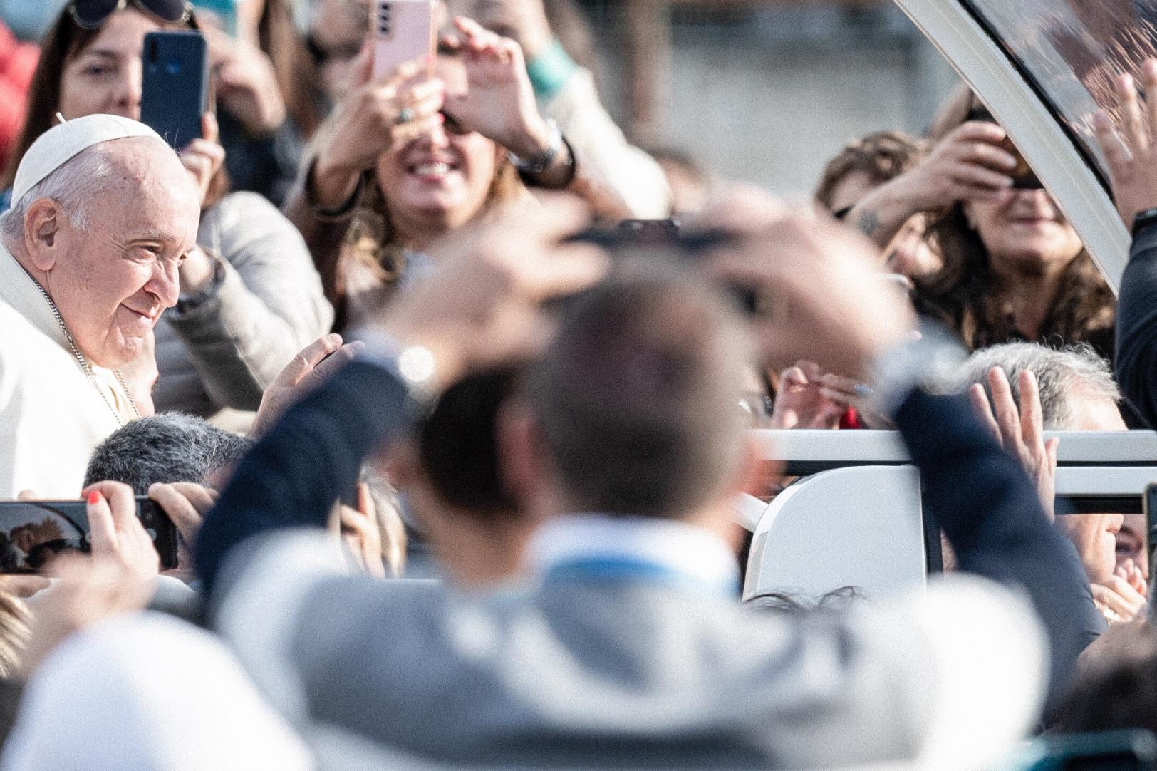 Papst Franziskus – hier im Papamobil in Matera (Italien) 2022 – ist ein Mann der Gesten.
