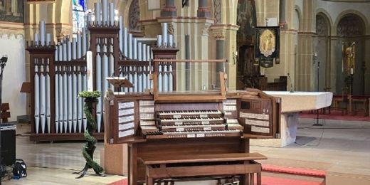 Neue Chororgel und neuer Spieltisch