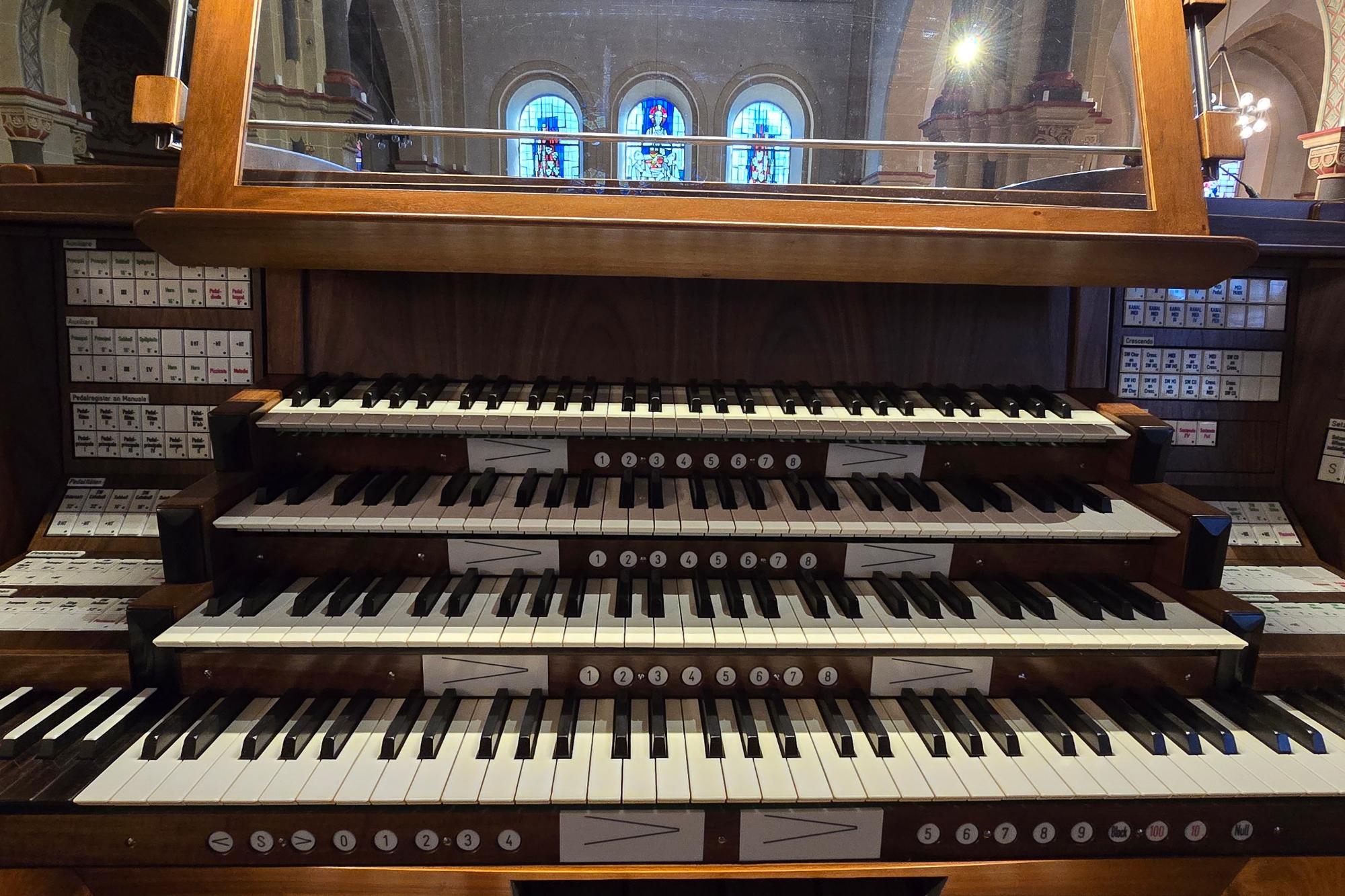 Zentraler Spieltisch Orgel StMarien