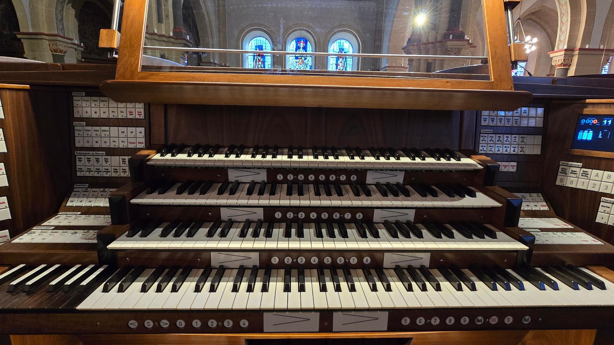 Zentraler Spieltisch Orgel StMarien