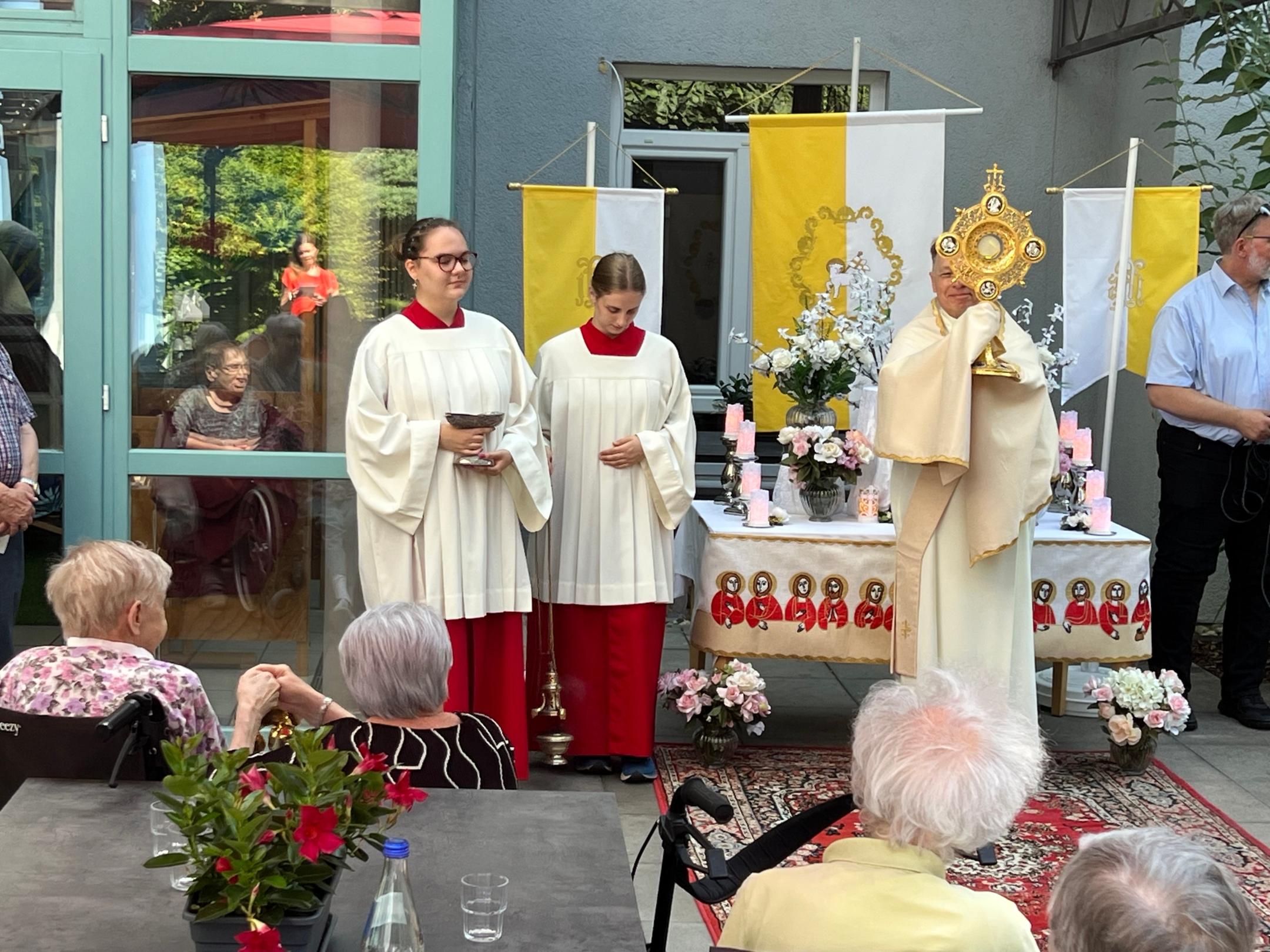 Eucharistischer Segen an Fronleichnam 2025 durch Diakon Uwe Eckel (c) Stefan Gross-St. Marien Eucharistischer Segen an Fronleichnam 2025 durch Diakon Uwe Eckel