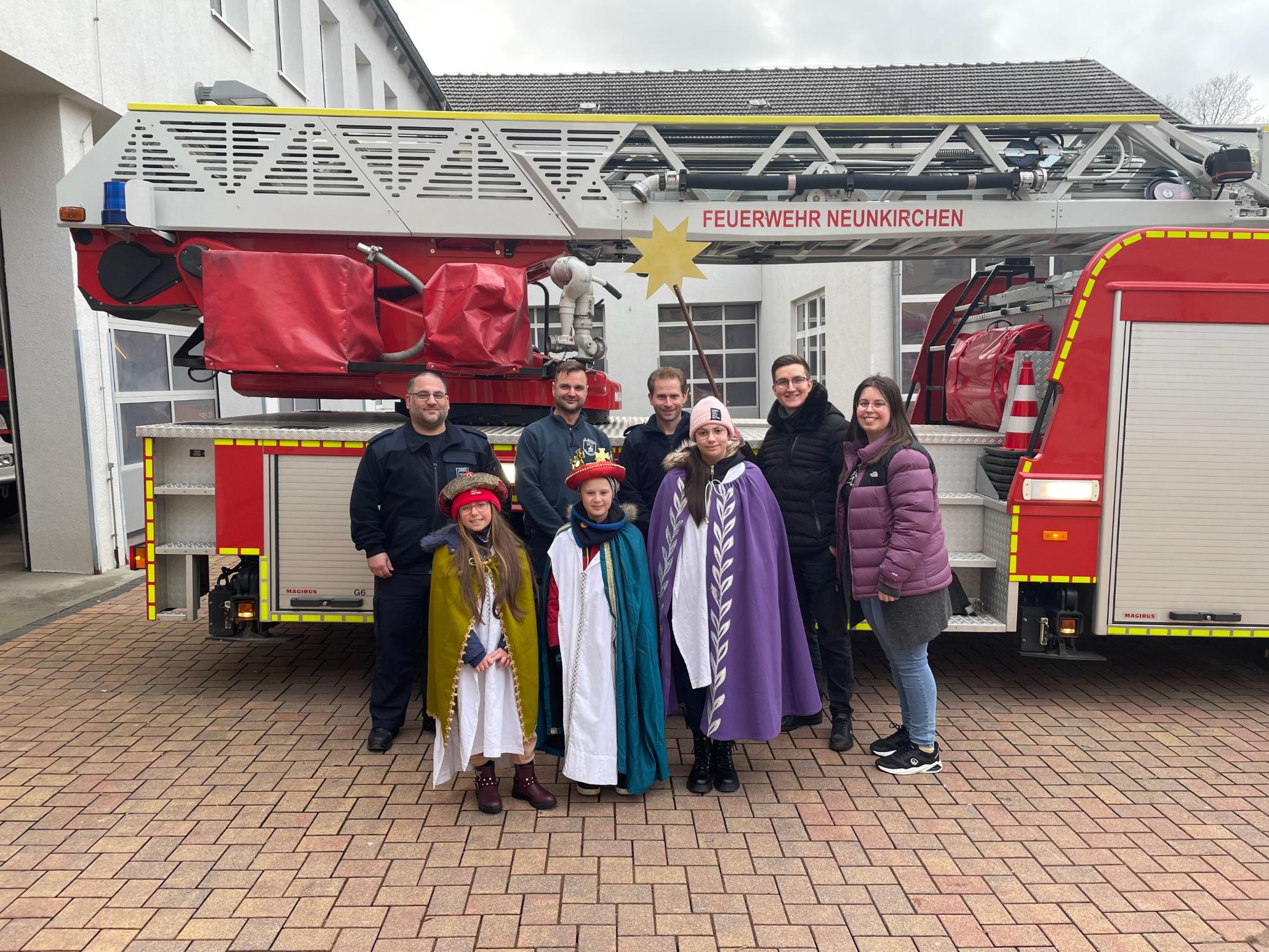 Sternsinger bei der Feuerwehr (c) Volker Hoffmann Sternsinger bei der Feuerwehr