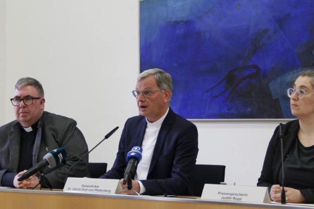Generalvikar Dr. Ulrich von Plettenberg (Mitte), Pfarrer Bernd Seibel und Pressesprecherin Judith Rupp.