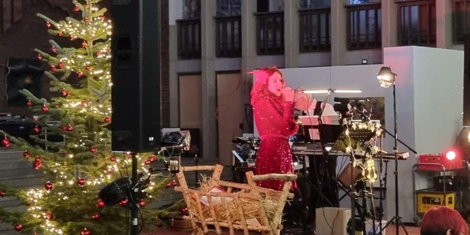 Tannenbaum mit Krippe (c) Oliver Besch, Diakon Tannenbaum mit Krippe