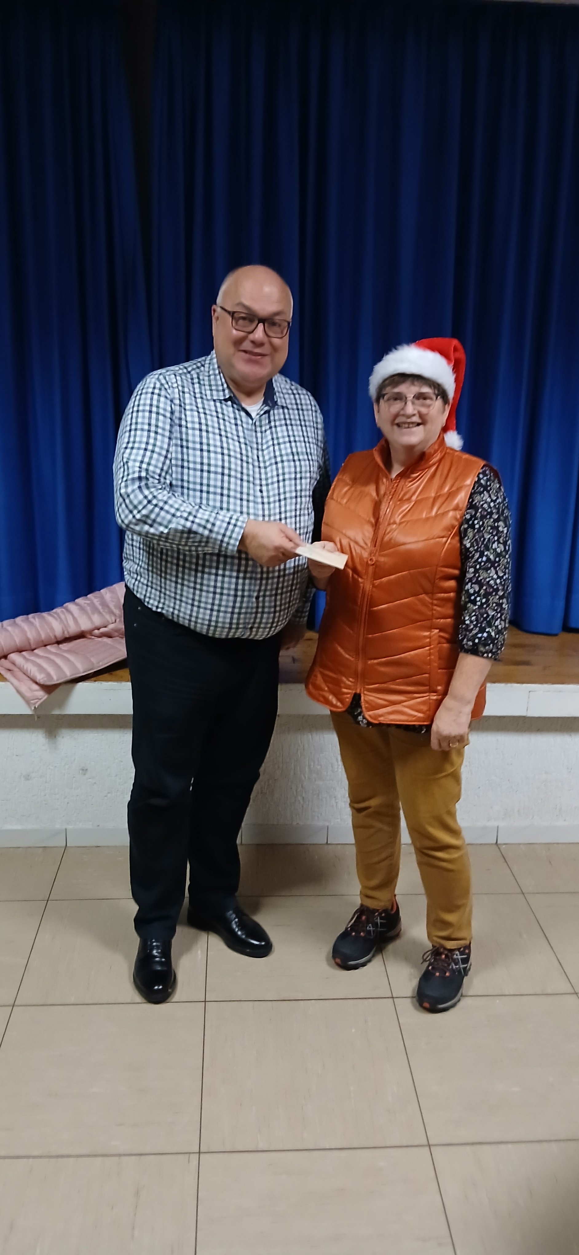 Diakon Besch und Frau Wallich (kfd) bei der Spendenübergabe (c) Barbara Wallich Diakon Besch und Frau Wallich (kfd) bei der Spendenübergabe