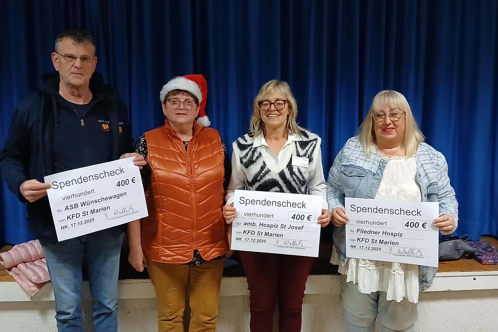 Spendenübergabe an Herrn Müller, Fr. Wallich (kfd), Fr. Peuckmann, Fr. Frau Trost