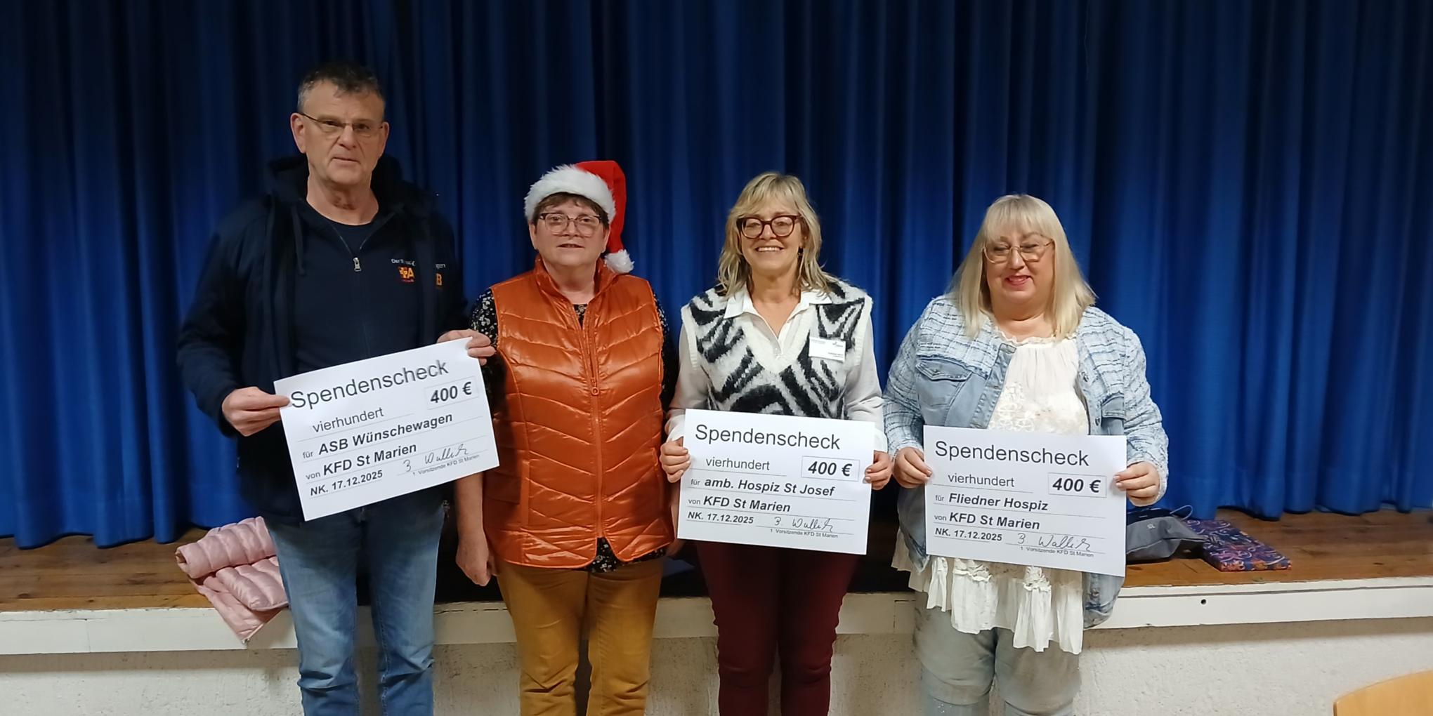 Spendenübergabe an Herrn Müller, Fr. Wallich (kfd), Fr. Peuckmann, Fr. Frau Trost (c) Barbara Wallich Spendenübergabe an Herrn Müller, Fr. Wallich (kfd), Fr. Peuckmann, Fr. Frau Trost