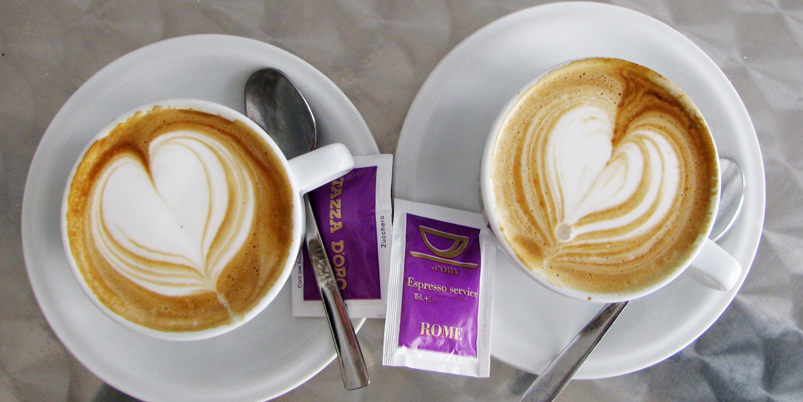 zwei Kaffeetassen mit Kaffee